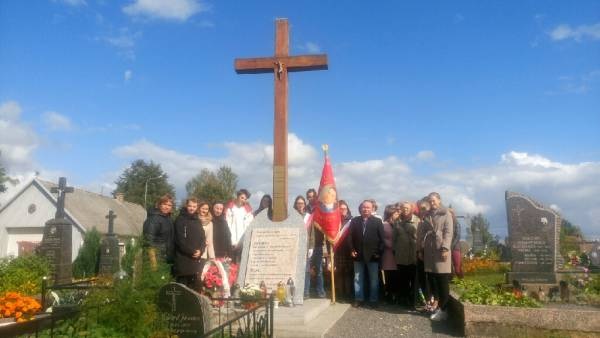 Fundacja Pochówek i Pamięć Rok 2019. Upamiętnienie Krzyża Pamięci w Podbrzezie przez organizacje społeczno – samorządowe