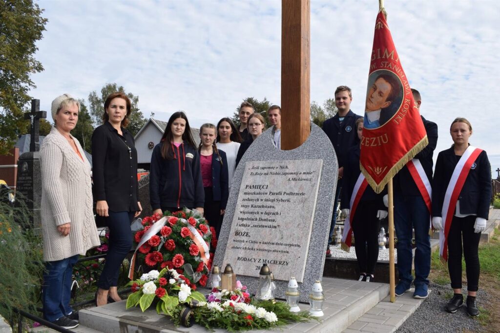 Fundacja Pochówek i Pamięć Rok 2018. Upamiętnienie Krzyża Pamięci w Podbrzezie przez organizacje społeczno – samorządowe