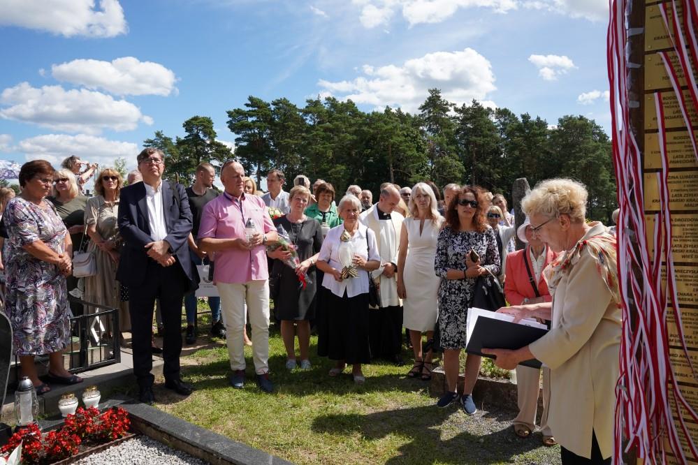 Fundacja Pochówek i Pamięć 4. rocznica poświęcenia Krzyża Pamięci Sybiraków i łagierników w Podbrzeziu