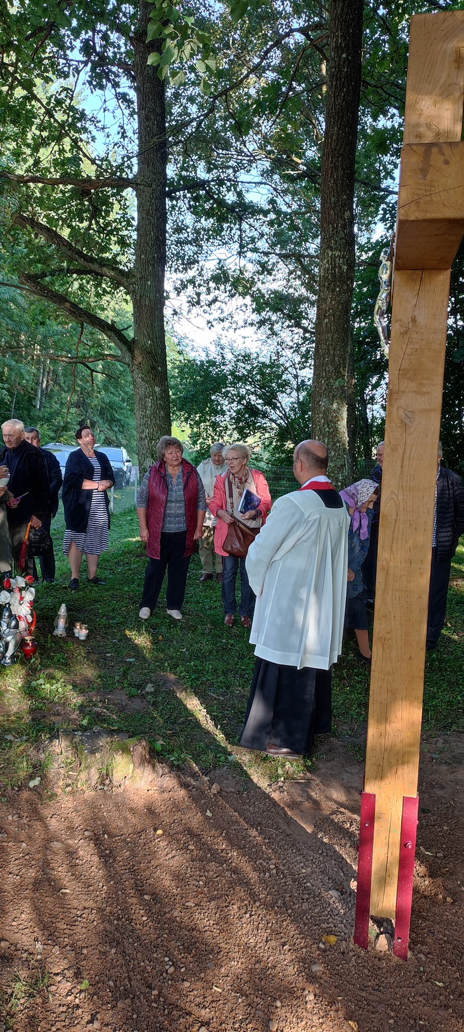 Fundacja Pochówek i Pamięć W Kowszadole, parafii Podbrzezie, Litwa, został poświęcony krzyż na miejscowym cmentarzu