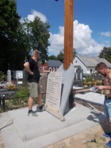 Fundacja Poch&oacute;wek i Pamięć USTAWIENIE-TABLICY-2-czesci-26.07-3