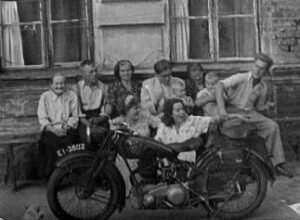 Fundacja Poch&oacute;wek i Pamięć BARTOSZYCE-OK.-1951.-OD-LEWEJ-MATKA-ANTONIEGO-ROUBO-SAM-ANTONIMATKA-MARIANA-DOMOLEWSKIGO.I-MARIAM