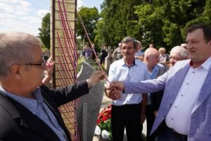 Fundacja Poch&oacute;wek i Pamięć 030-podbrzezie-krzyz-lagiernikom-fot.Marlena.Paszkowska