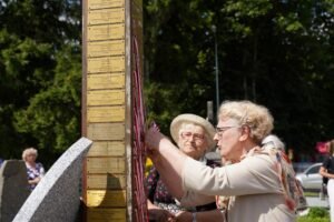 Fundacja Poch&oacute;wek i Pamięć 031-podbrzezie-krzyz-lagiernikom-fot.Marlena.Paszkowska