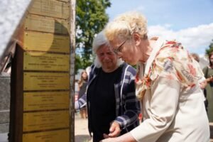 Fundacja Poch&oacute;wek i Pamięć 047-podbrzezie-krzyz-lagiernikom-fot.Marlena.Paszkowska