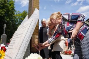 Fundacja Poch&oacute;wek i Pamięć 052-podbrzezie-krzyz-lagiernikom-fot.Marlena.Paszkowska