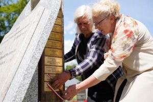Fundacja Poch&oacute;wek i Pamięć 053-podbrzezie-krzyz-lagiernikom-fot.Marlena.Paszkowska
