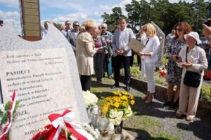 Fundacja Poch&oacute;wek i Pamięć 063-podbrzezie-krzyz-lagiernikom-fot.Marlena.Paszkowska
