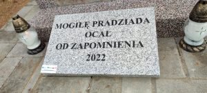 Fundacja Poch&oacute;wek i Pamięć 1-aaa.TABLICZKA-INSKRYPCYJNA-2022