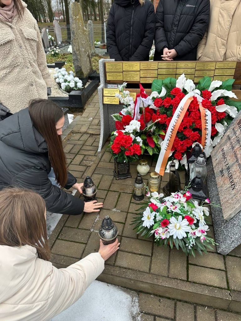 Fundacja Pochówek i Pamięć NIE TYLKO RODZINA KSZAŁTUJE POSTAWĘ MŁODZIEŻY