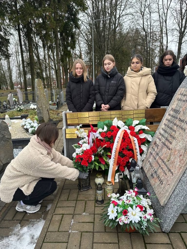 Fundacja Pochówek i Pamięć NIE TYLKO RODZINA KSZAŁTUJE POSTAWĘ MŁODZIEŻY