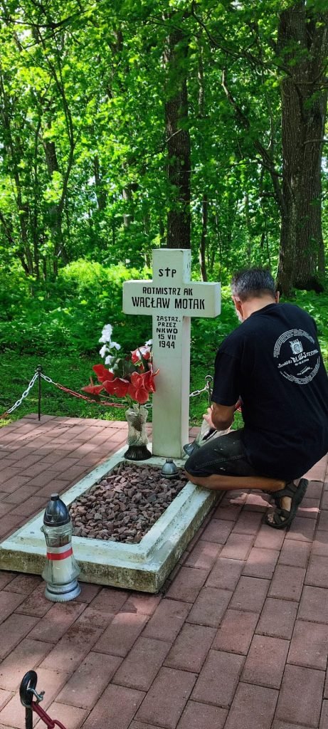 Fundacja Pochówek i Pamięć AKCJA- Sprzątamy cmentarze Podbrzezia - Litwa