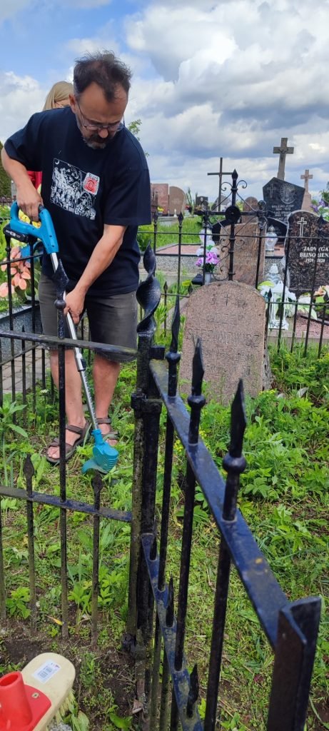 Fundacja Pochówek i Pamięć AKCJA- Sprzątamy cmentarze Podbrzezia - Litwa