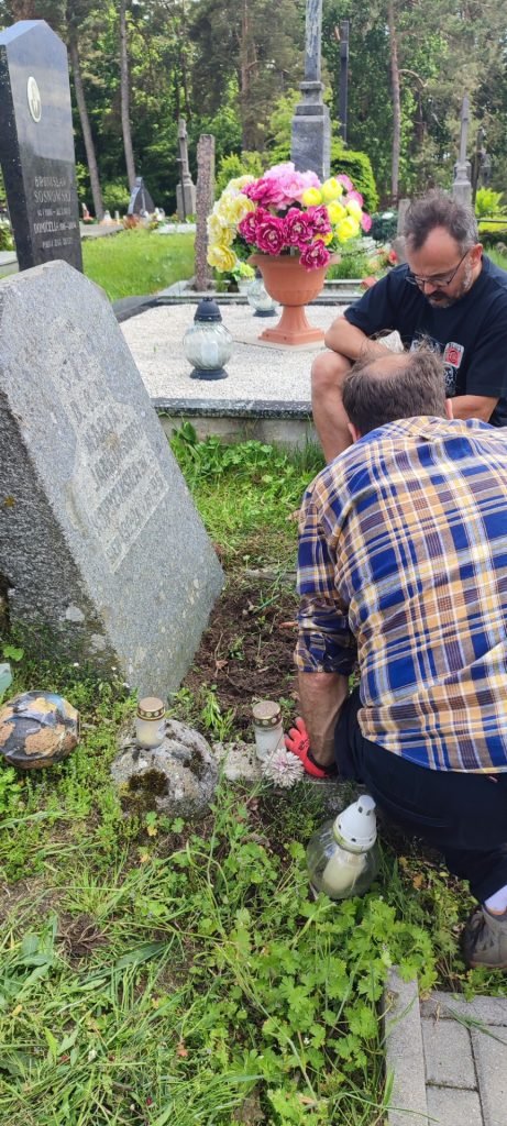 Fundacja Pochówek i Pamięć AKCJA- Sprzątamy cmentarze Podbrzezia - Litwa