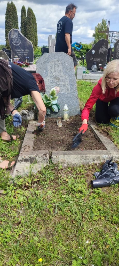Fundacja Pochówek i Pamięć AKCJA- Sprzątamy cmentarze Podbrzezia - Litwa