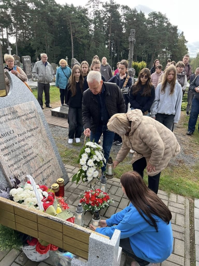 Fundacja Pochówek i Pamięć Społeczność lokalna Podbrzezia na Litwie uczciła 17 września r. b. Światowy Dzień Sybiraka