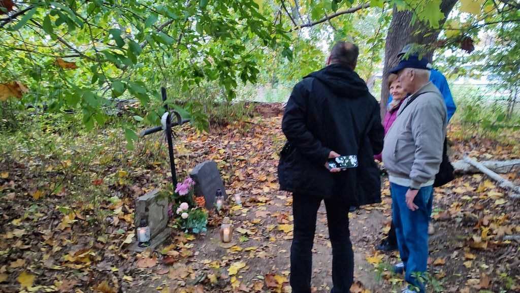 Fundacja Poch&oacute;wek i Pamięć Ocalić od niepamięci cmentarz rodowy w olsztyńskich Pozortach