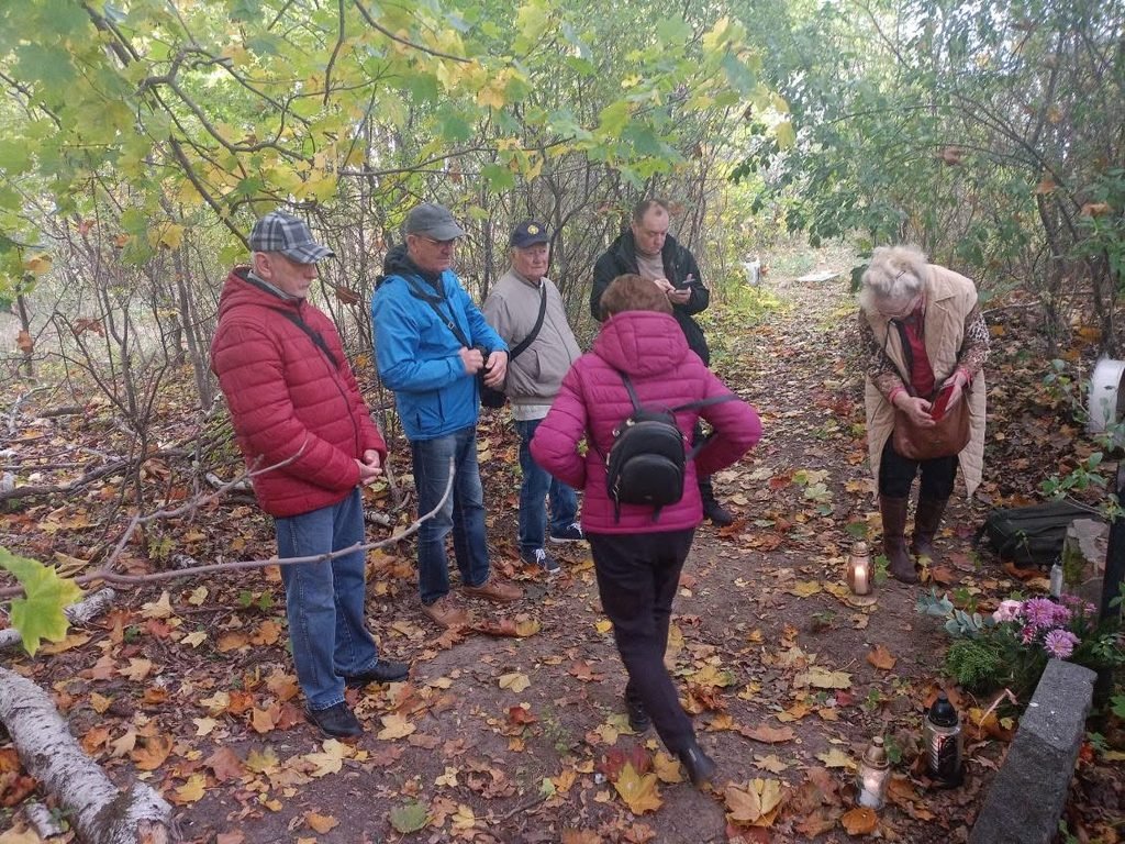Fundacja Poch&oacute;wek i Pamięć Ocalić od niepamięci cmentarz rodowy w olsztyńskich Pozortach